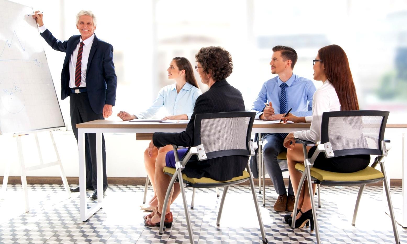 Famille heureuse après avoir repris le contrôle de leur budget et finances